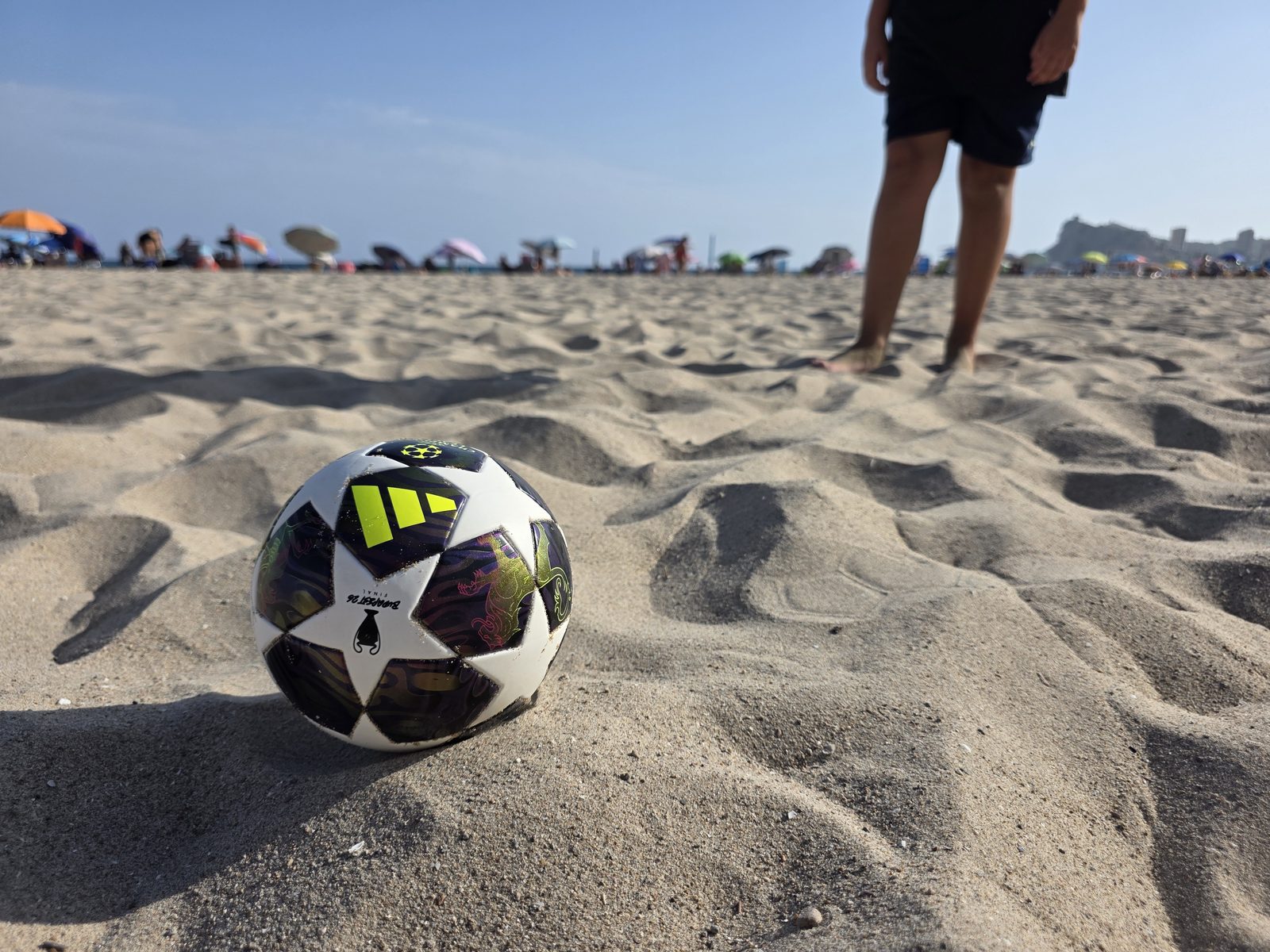 Balón en primer plano sobre la arena de la playa de Benidorm