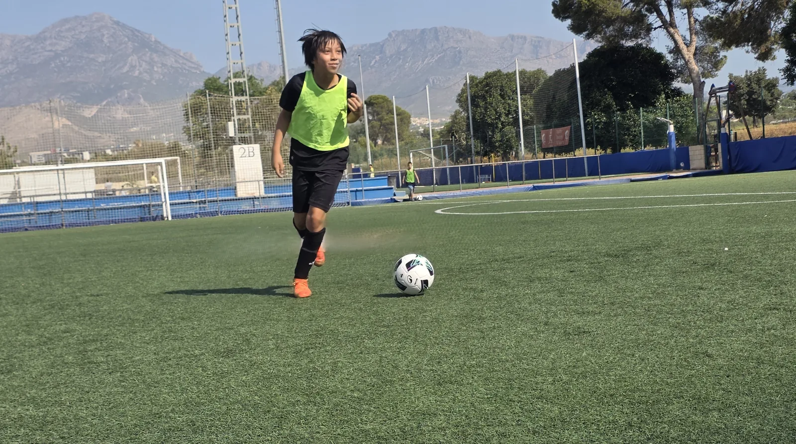 Jugador conduciendo el balón durante una sesión de tecnificación